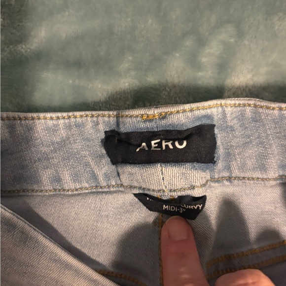 Aero High Rise Curvy Midi 3” Light Wash Size 0. - Picture 4 of 7